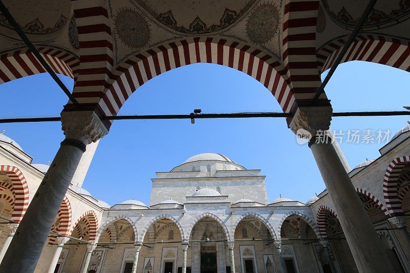 来自Edirne Yildirim Beyazit清真寺庭院的建筑部分